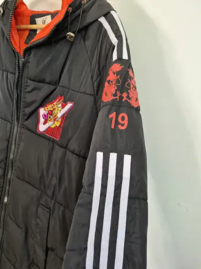 Parka negra con diseño bordado - miniatura 3