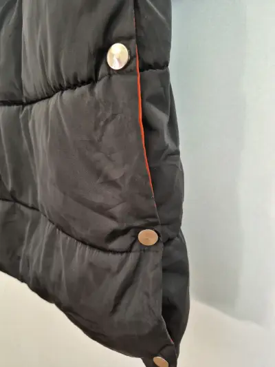 Parka negra con diseño bordado - miniatura 4