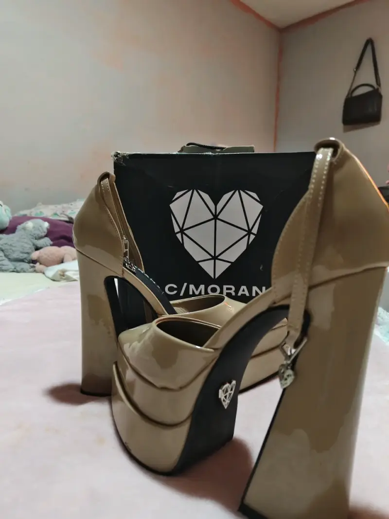Tacones altos beige con correa
