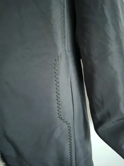 Abrigo negro con capucha de piel sintética - miniatura 3