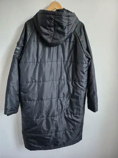 Parka negra con capucha - miniatura 2