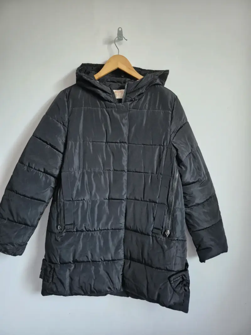 Chaqueta parka negra con capucha