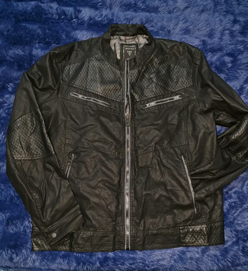 Chaqueta negra estilo motorista