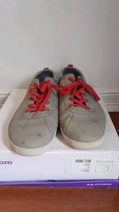 Zapatillas grises con cordones rojos - miniatura 1