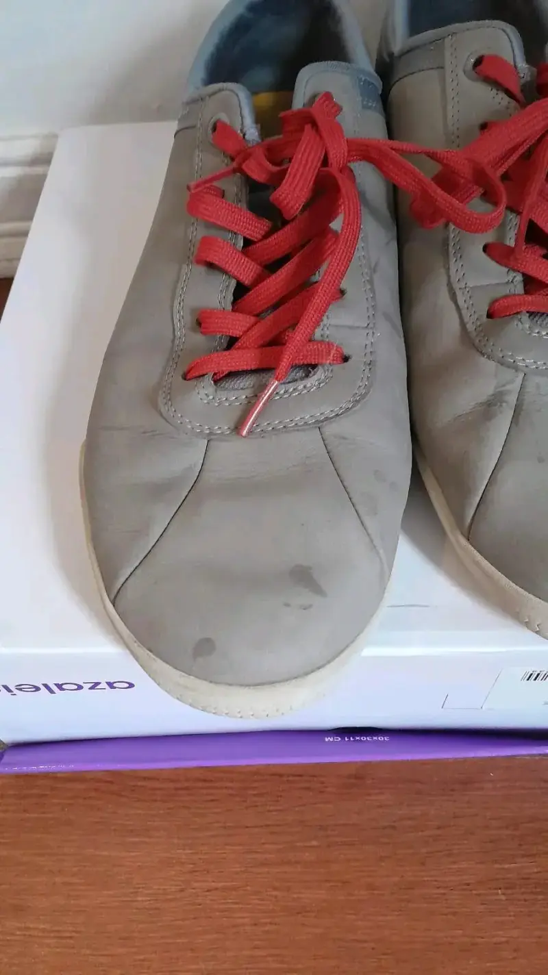 Zapatillas grises con cordones rojos - 2