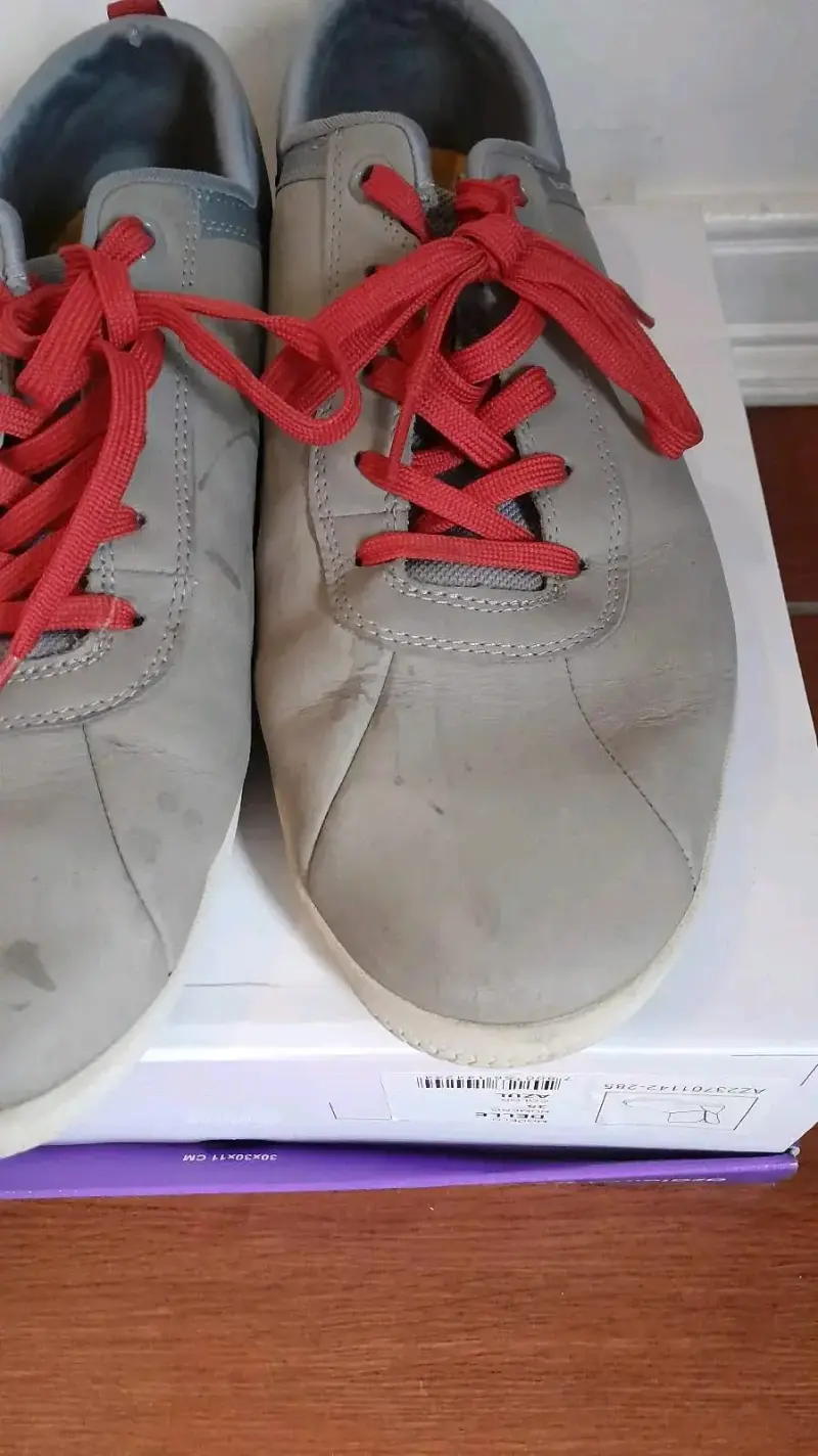 Zapatillas grises con cordones rojos - 3