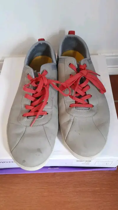 Zapatillas grises con cordones rojos - miniatura 4