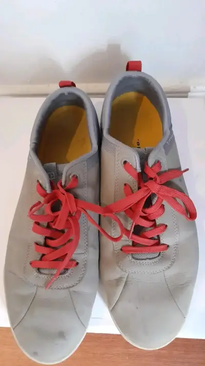 Zapatillas grises con cordones rojos - miniatura 5