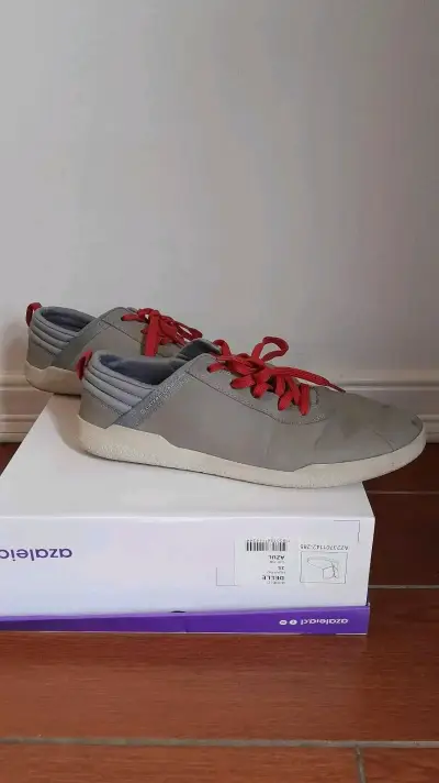 Zapatillas grises con cordones rojos - miniatura 6