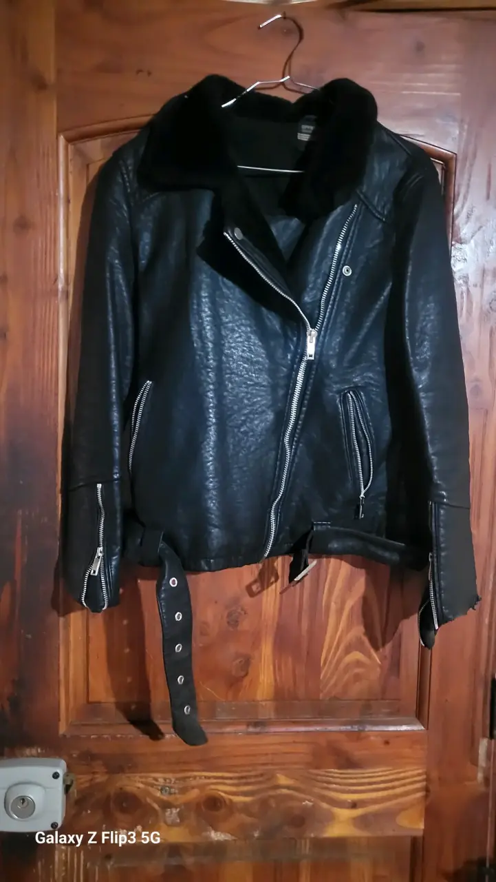 Chaqueta de cuero negra con cierre