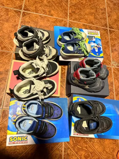 Zapatos infantiles variados - miniatura 1