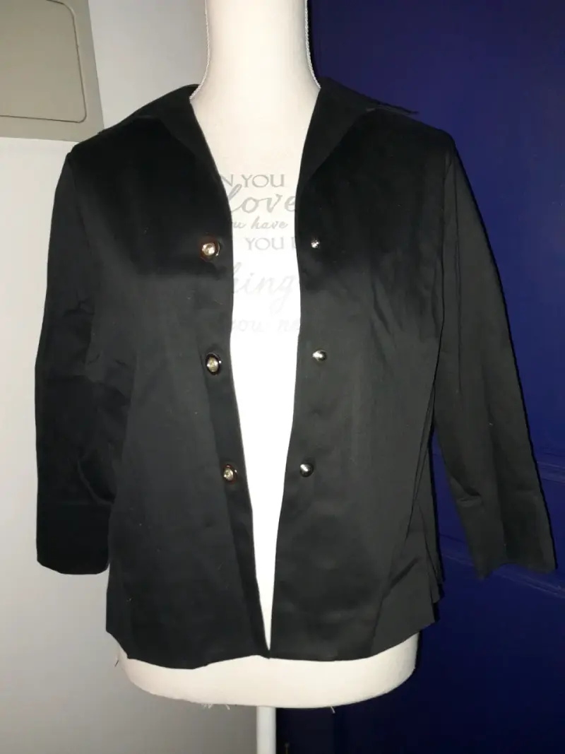 Chaqueta negra con botones - 2