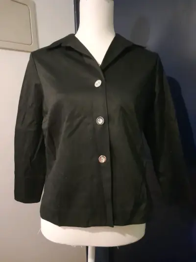 Chaqueta negra con botones - miniatura 3