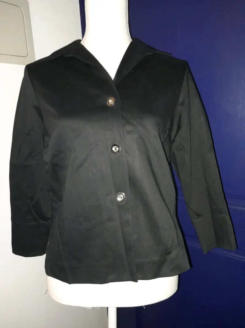 Chaqueta negra con botones - 4