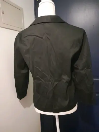 Chaqueta negra con botones - miniatura 5