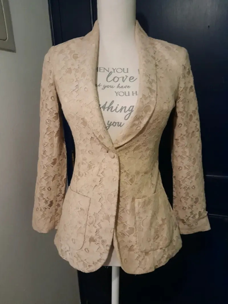 Blazer beige de encaje - 1