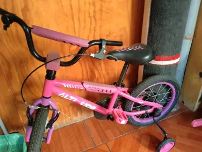 Bicicleta infantil rosada con ruedas de apoyo - miniatura 1