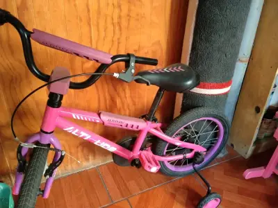 Bicicleta infantil rosada con ruedas de apoyo - miniatura 2
