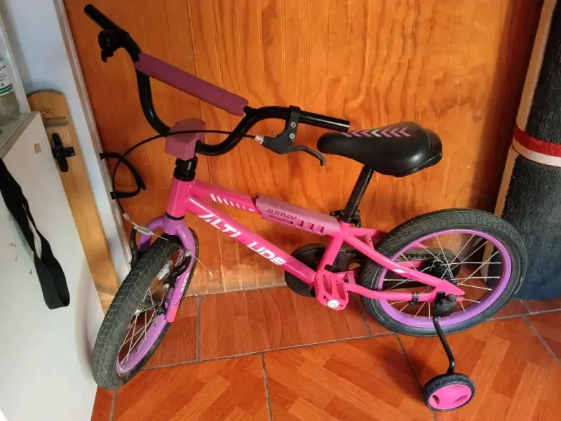 Bicicleta infantil rosada con ruedas de apoyo - 3