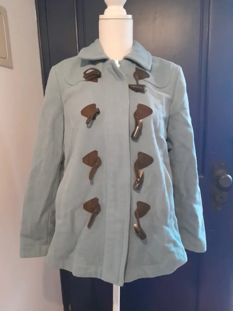 Abrigo azul con cierre y botones - 2