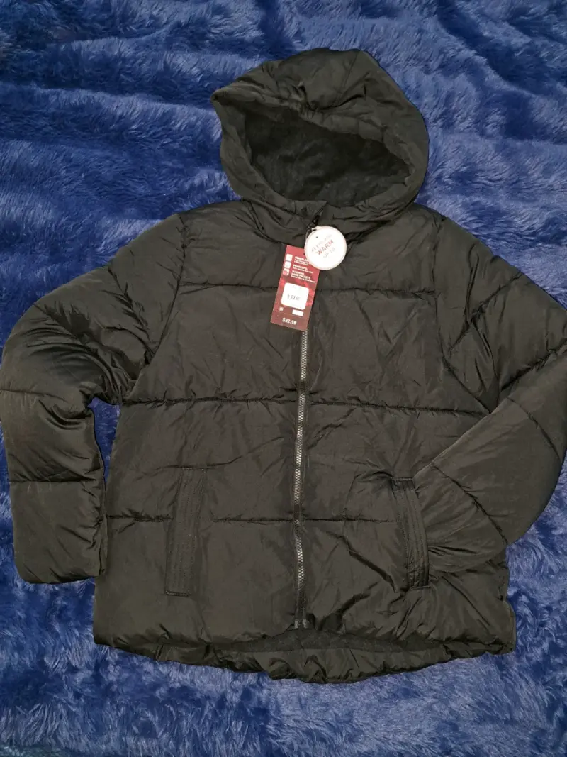 Chaqueta negra con capucha