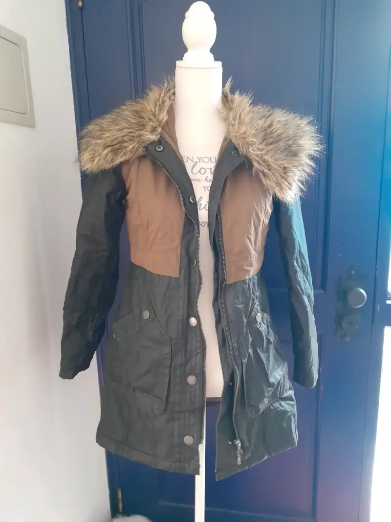 Parka con capucha de piel sintética - 1