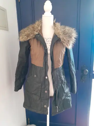 Parka con capucha de piel sintética - miniatura 1