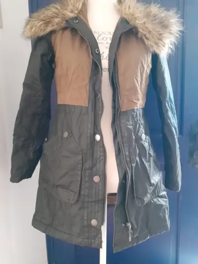 Parka con capucha de piel sintética - miniatura 3