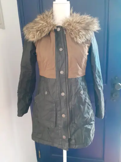 Parka con capucha de piel sintética - miniatura 4