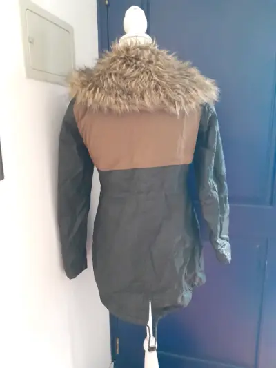 Parka con capucha de piel sintética - miniatura 5