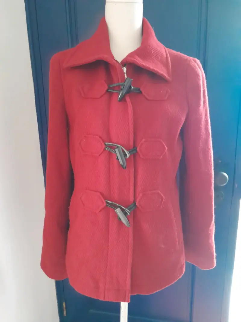 Abrigo rojo con broches - 1
