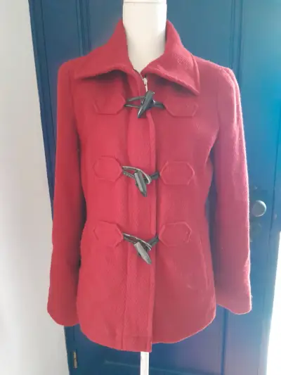 Abrigo rojo con broches - miniatura 1