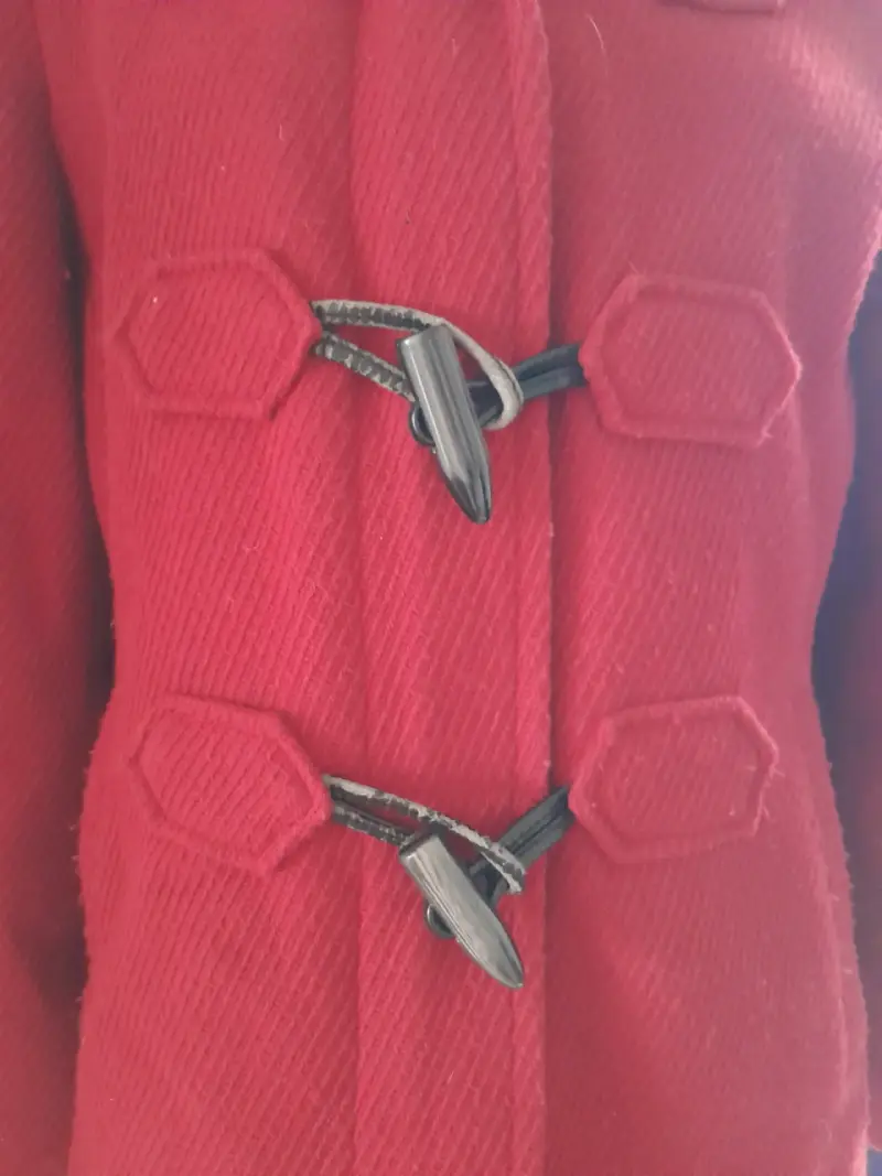 Abrigo rojo con broches - 2
