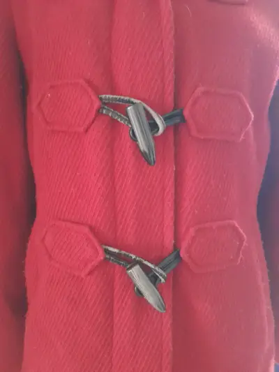 Abrigo rojo con broches - miniatura 2