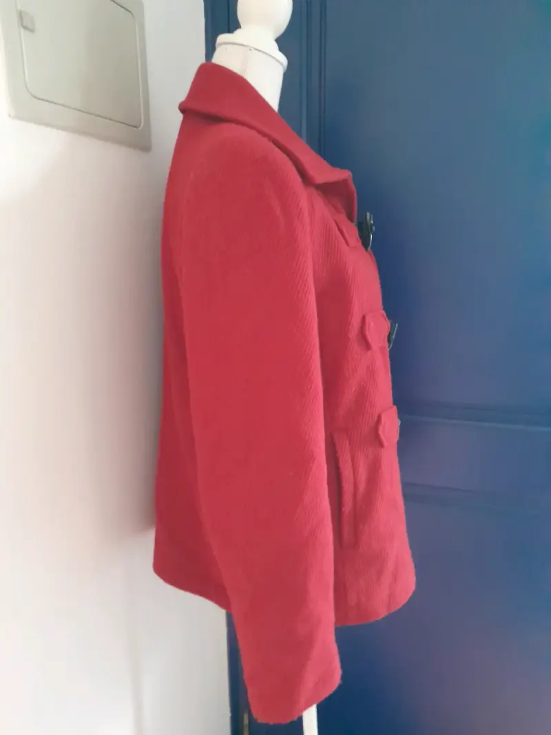Abrigo rojo con broches - 4