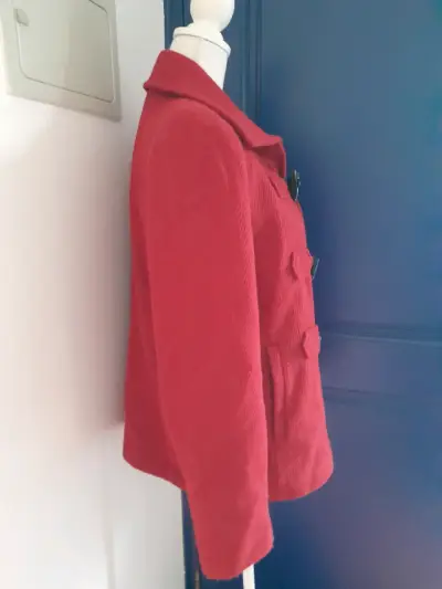 Abrigo rojo con broches - miniatura 4