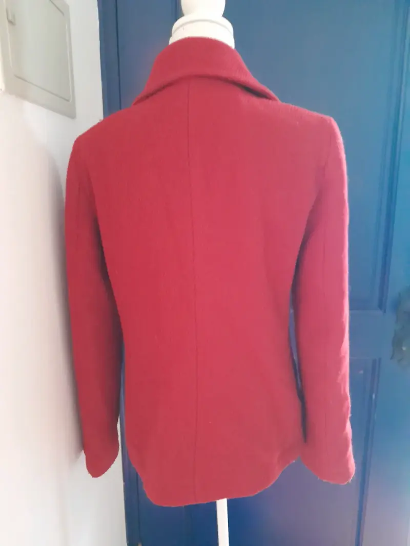 Abrigo rojo con broches - 5