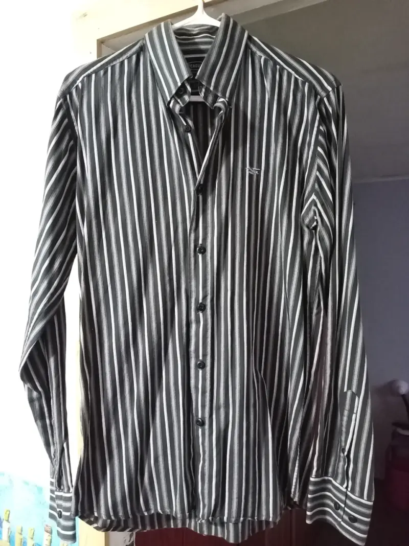 Camisa de rayas gris y negra
