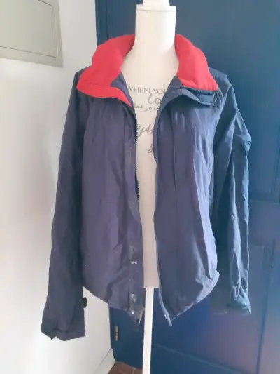 Chaqueta azul con interior rojo - miniatura 1