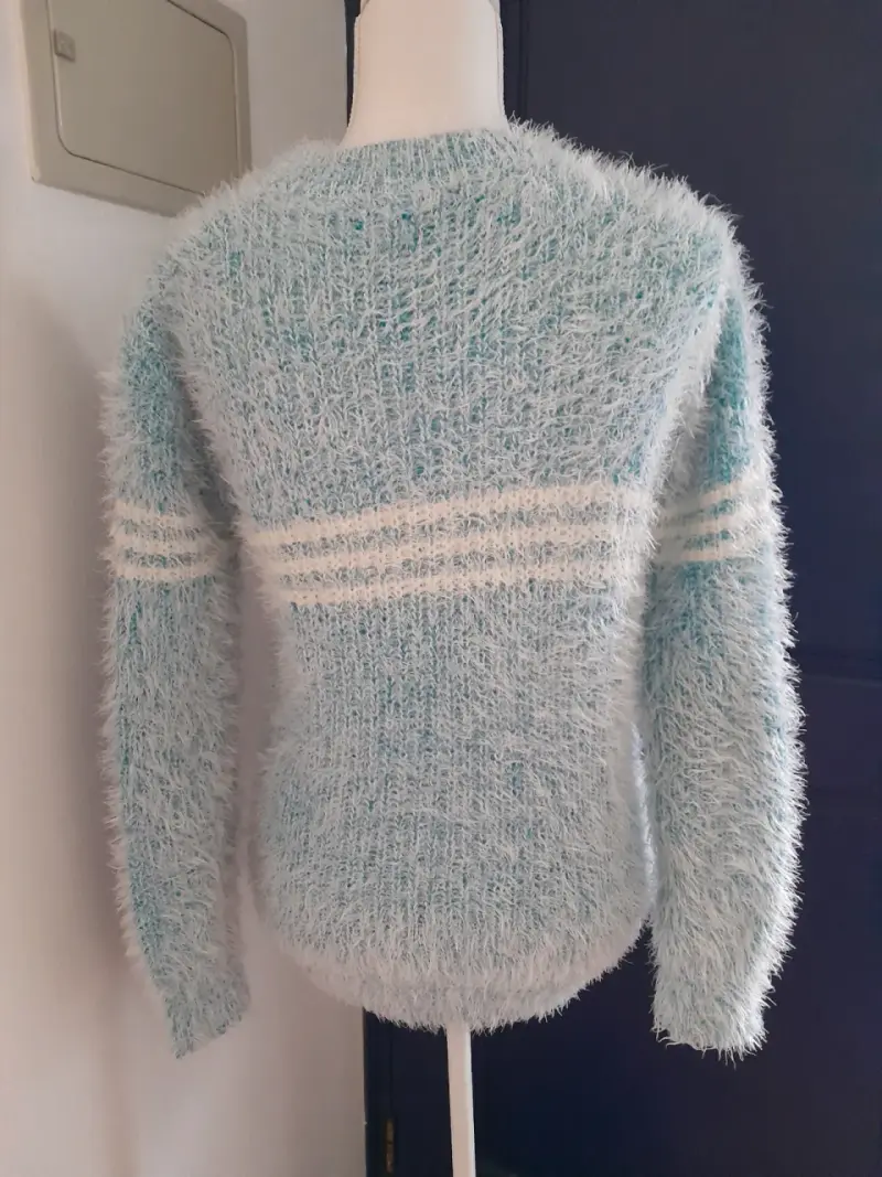 Suéter azul peludo - 4