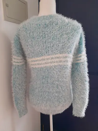 Suéter azul peludo - miniatura 4