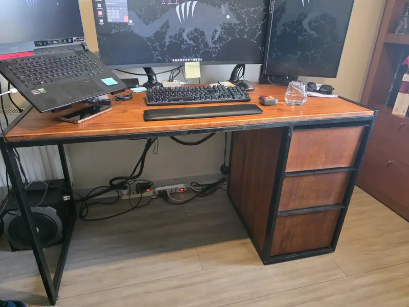 Escritorio de madera rústico
