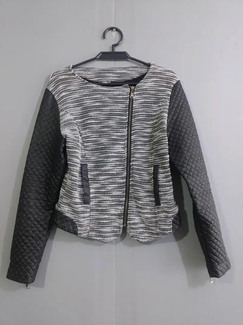 Chaqueta gris y negra acolchada