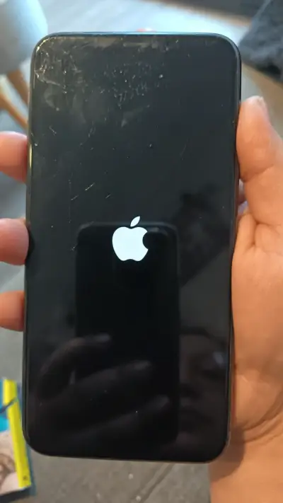 Teléfono con pantalla rota - miniatura 4