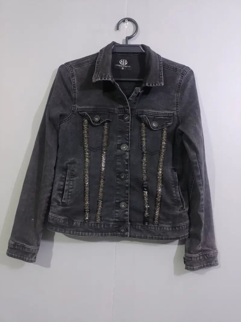 Chaqueta negra con adornos metálicos