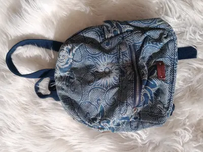 Mochila azul con estampado floral - miniatura 1