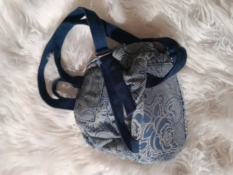 Mochila azul con estampado floral - 5