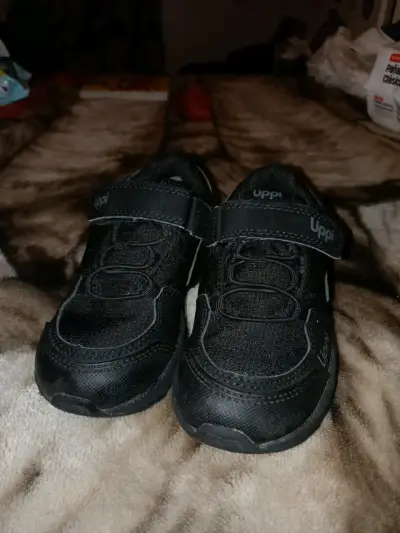 Zapatillas negras para niños - miniatura 1