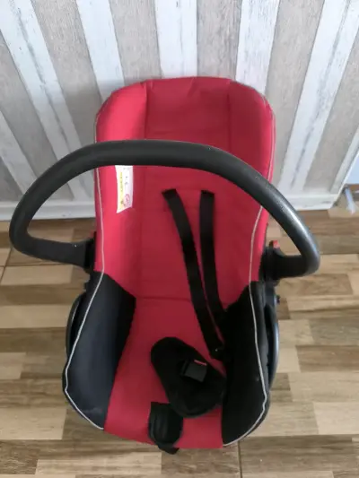 Silla de auto para bebé roja - miniatura 1