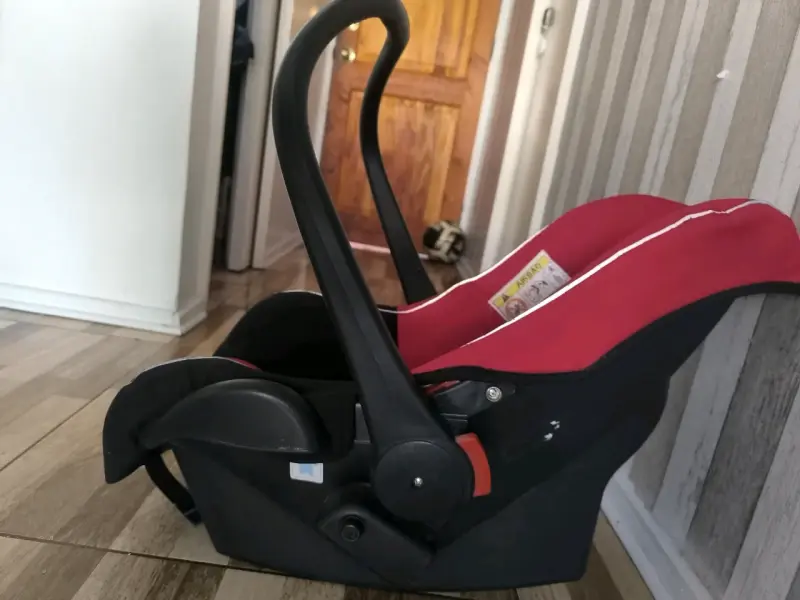 Silla de auto para bebé roja - 2